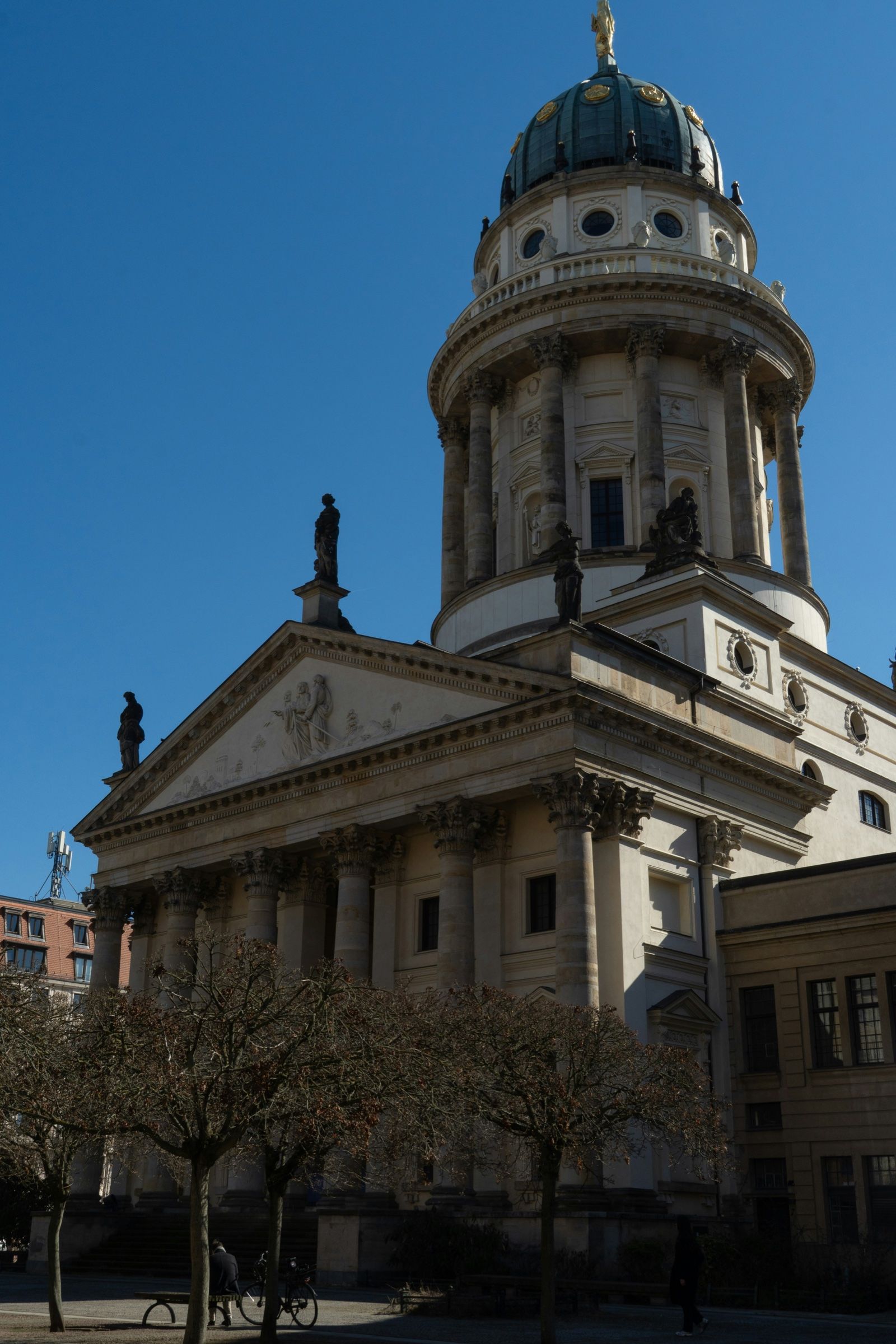 Der Französische Dom am Gendarmenmarkt in Berlin, Blick von unten auf Kuppel und Säulenportal